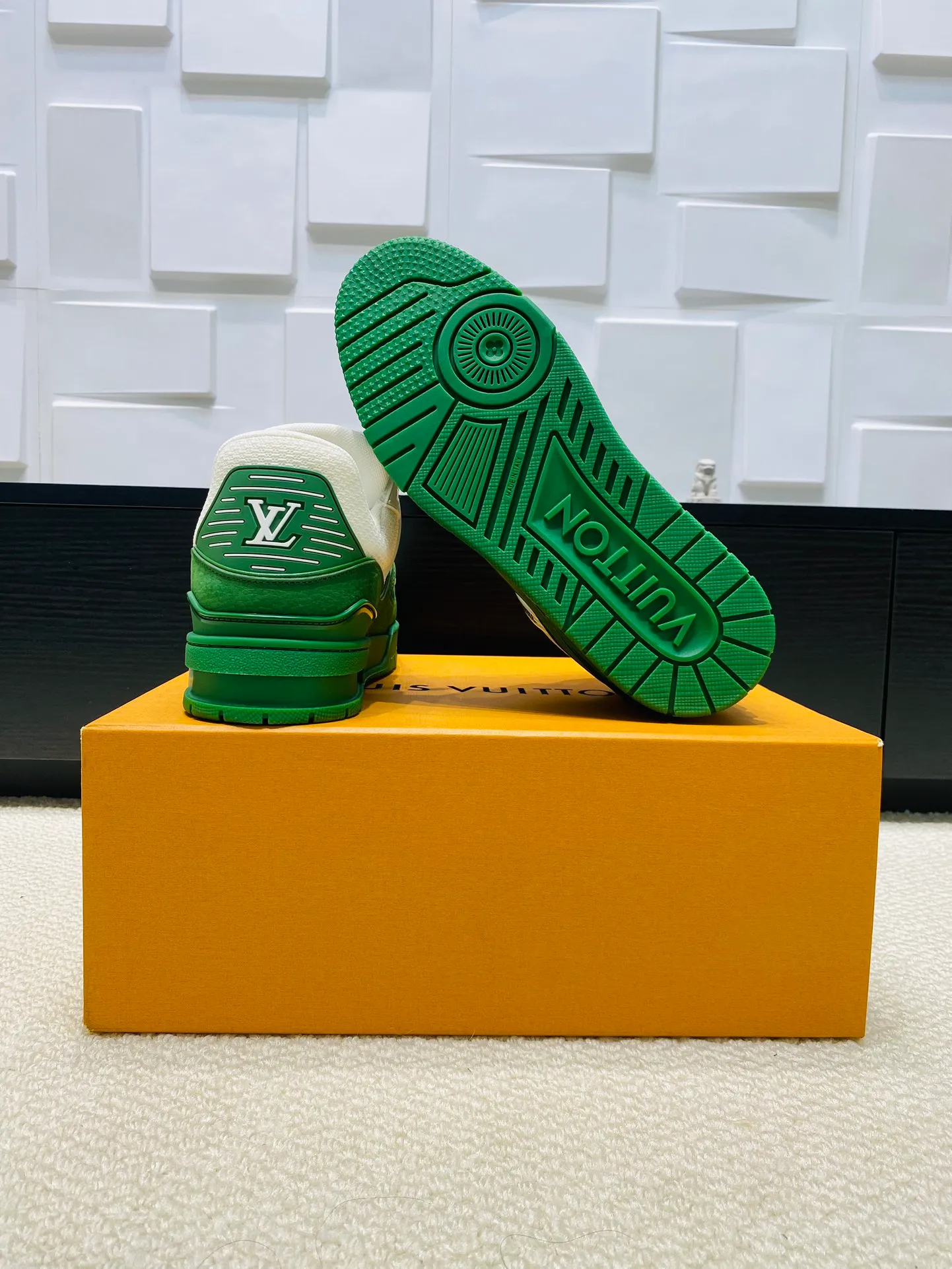 👟👟Ex-factory price 800👟👟 💰💰💰 Hot style 🆕🆕🆕𝙇𝙑 LV Louis Vuitton L House Donkey Brand Trainer Series Couple Style Casual Sports Shoes Skateboard Shoes Original Purchase Development Production Production This pair of LV Trainer sneakers are made of a blend of technical materials with waterproof properties. The meticulously crafted upper is notable for its many signature details, including Louis Vuitton and #54 in script, referencing the year 1854. Exquisite packaging at the delivery counter🛍📦 ▪️Fabrics: Original customized imported cowhide ▪️Inner lining: Original customized breathable mesh ▪️Outsole: Original open-molded non-slip TPU combination outsole ▪️Sole thickness: 3 cm ▪️Size: Women's 35-41 / Men's 38-46